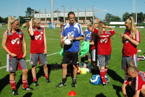 U17-landsholdet til EM: Søndag med træning, fotos og pooltur