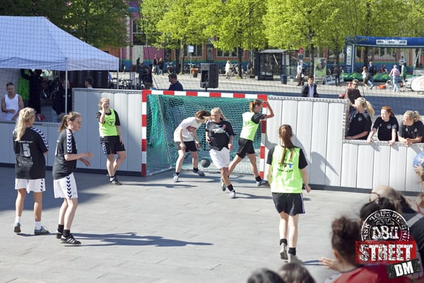 Skal dig og veninderne med til DM i Streetfodbold?