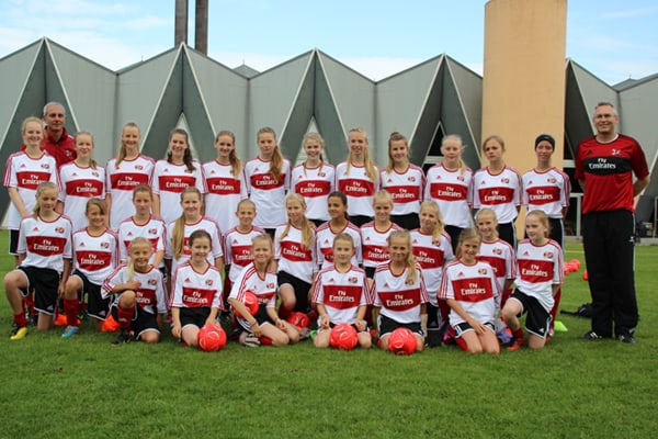 Piger på fodboldskole trænes af Milan-trænere