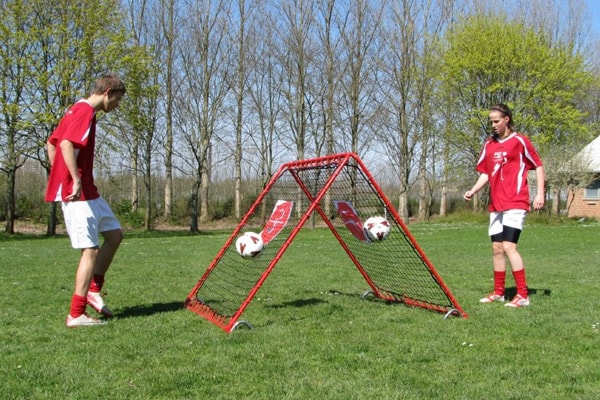 U17-landsholdsspiller styrker sin teknik med boldtrampolin