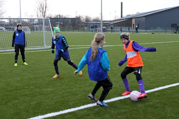 DBU’s vintertræning løfter pigernes tekniske niveau