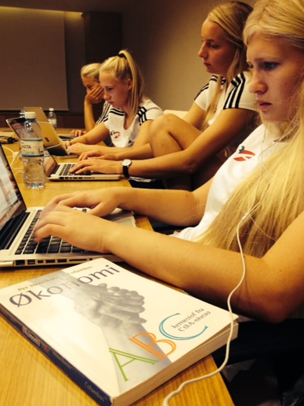 DAGBOG FRA U19-LANDSHOLDET: Fødselsdag, matchfixing og en lækker overraskelse