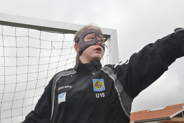 Brækket næse kan ikke stoppe Thea: Nu spiller hun fodbold med Zorro-maske