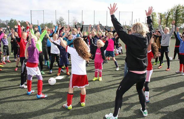 86 fodboldpiger til bold, yoga og hygge i Birkerød