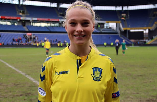 TÆT PÅ: Stine Larsen er fodboldspiller, studerende og veninde