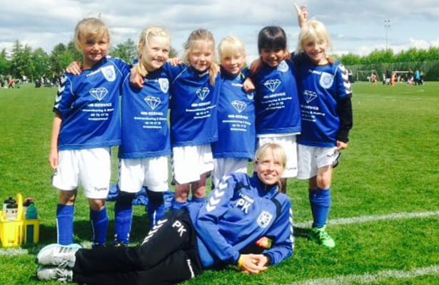 Greves U7-piger slog drengene og vandt pinsestævne