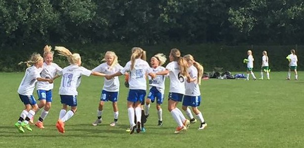 En rollemodel i topklasse på træningslejr med U12 piger