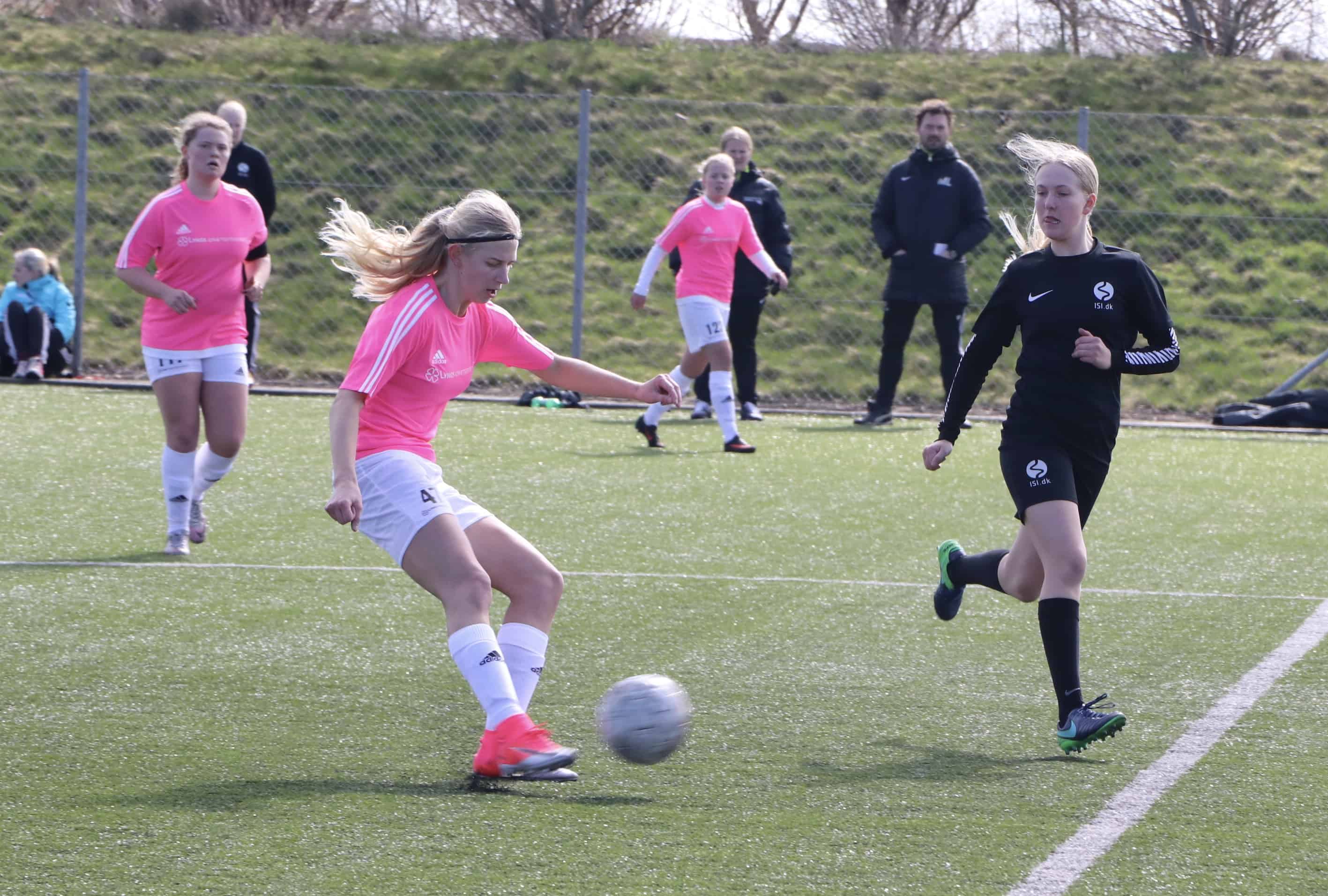 Lyngs piger vinder VM i efterskole fodbold og går videre til DM