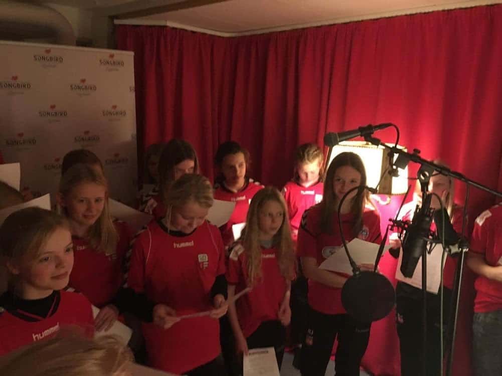 “Rød Magi” – slagsang og musikvideo fra Galtens U12-U13-piger