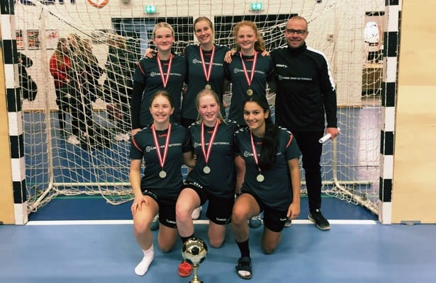 Pigerne fra Lyngs Idrætsefterskole vinder guld i DM i indefodbold