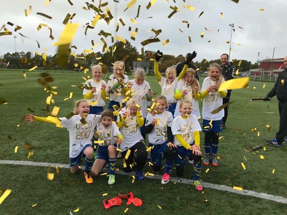 Grønt græs, guld og glade piger