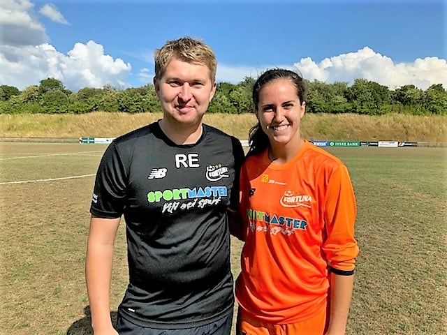 Rasmus Enevoldsen er ny målmandstræner i Fortuna Hjørring. Her ses han med klubbens målmand Hanna Seaberth