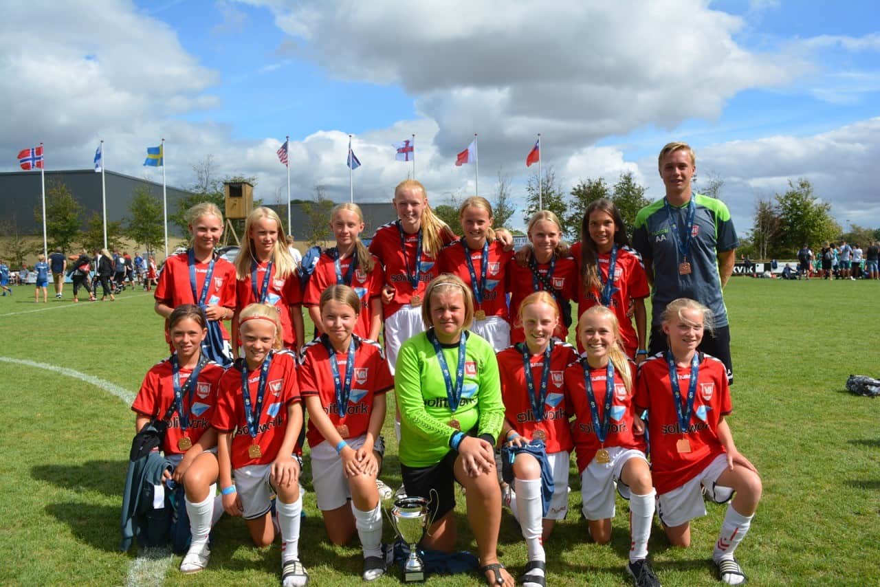 Vejle B’s U-14 piger tog metal i Vildbjerg