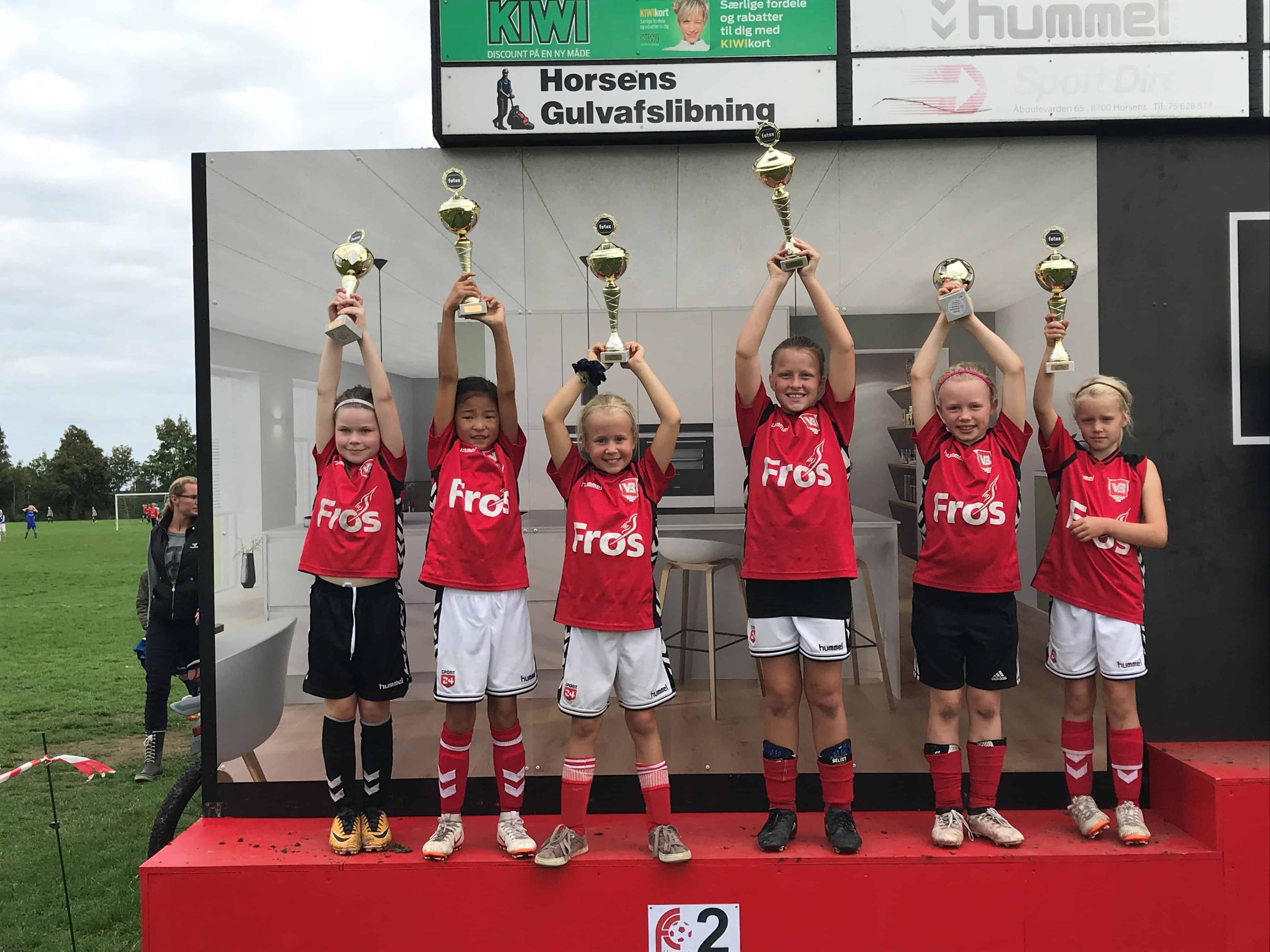 VB-piger til drengestævne