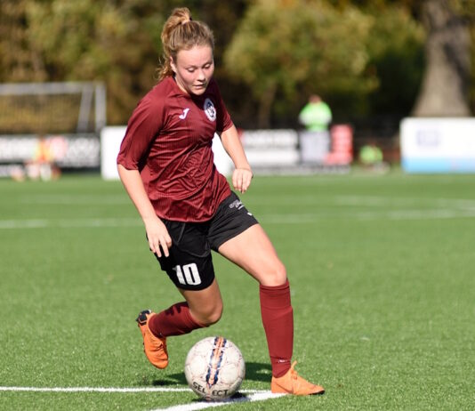 17-årige Sarah Sundahl suser over stok og sten