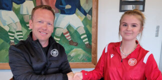 Historisk: Første pigespiller får ungdomskontrakt i AaB