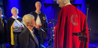 Video: Se Dana Cups direktør blive slået til ridder ved genrejsningsfest