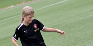 Josephine går på ”Guldminen”: Her er fodboldstøvler lige så vigtige som penalhus og lommeregner