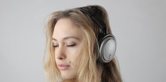 Her får du de bedste podcast og lydbøger til udebaneturene