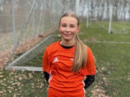 Emily står på ski og spiller fodbold. Nu kombinerer hun begge dele på efterskole