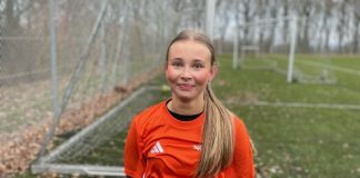 Emily står på ski og spiller fodbold. Nu kombinerer hun begge dele på efterskole